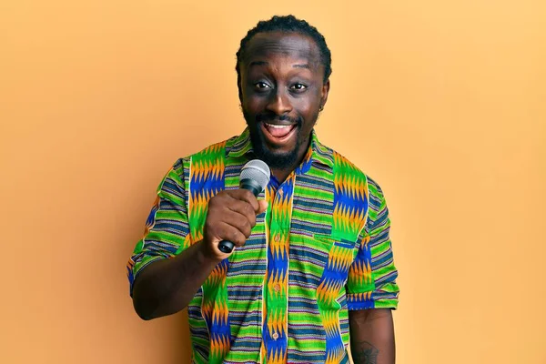 Guapo Joven Negro Cantando Canción Usando Micrófono Mirando Positivo Feliz —  Fotos de Stock