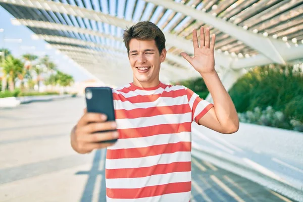 Jovem Caucasiano Sorrindo Feliz Fazendo Videochamada Usando Smartphone Cidade — Fotografia de Stock