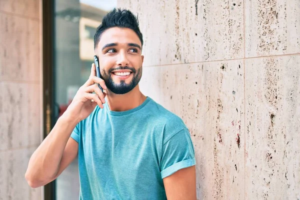Hombre Árabe Joven Con Expresión Seria Hablando Teléfono Inteligente Ciudad —  Fotos de Stock