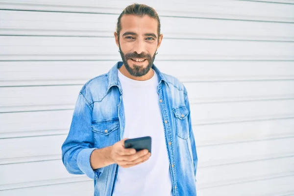 Ortadoğulu Genç Adam Şehirde Akıllı Telefon Kullanıyor — Stok fotoğraf