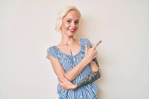 Молода Блондинка Татуюванням Одягнена Повсякденний Одяг Усміхнений Веселий Вказує Рукою — стокове фото