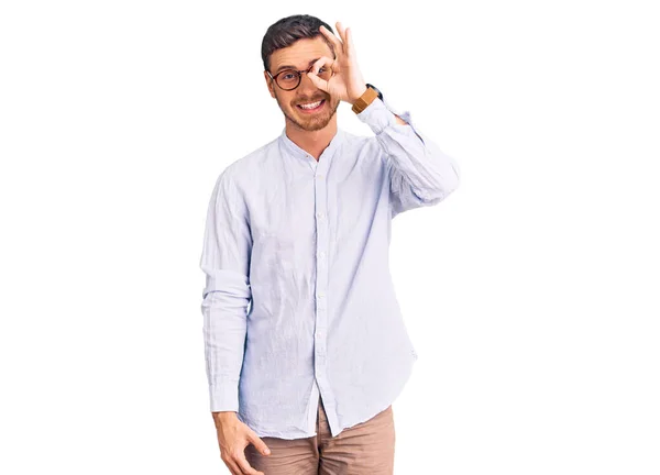 Joven Guapo Con Oso Vistiendo Elegante Camisa Negocios Gafas Haciendo —  Fotos de Stock