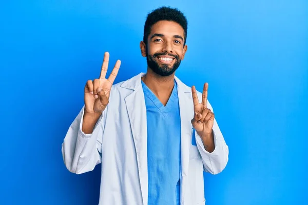 Joven Hombre Negocios Hispano Guapo Vistiendo Uniforme Médico Sonriendo Con — Foto de Stock