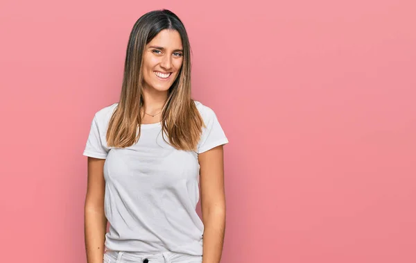 Giovane Donna Che Indossa Casual Shirt Bianca Guardando Positivo Felice — Foto Stock