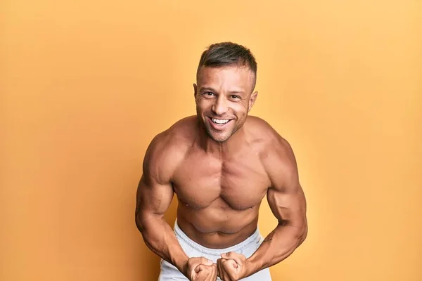 Przystojny Body Buldier Człowiek Pozowanie Sexy Pokazując Mięśnie Koszulka Tułów — Zdjęcie stockowe