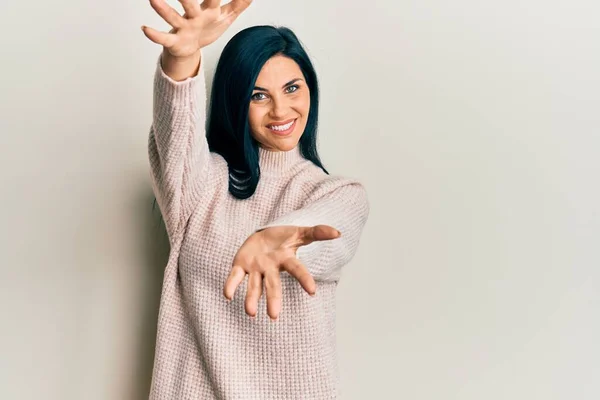 Ung Kaukasisk Kvinna Bär Casual Vinter Tröja Tittar Kameran Ler — Stockfoto