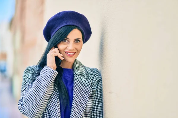 Joven Hermosa Mujer Con Estilo Francés Hablando Smartphne Ciudad — Foto de Stock