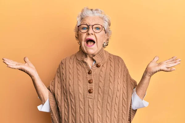 Donna Anziana Dai Capelli Grigi Indossa Abiti Casual Occhiali Che — Foto Stock