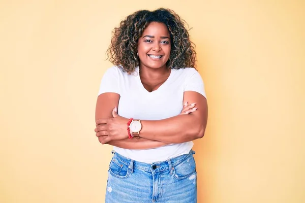 Jonge Afrikaans Amerikaanse Size Vrouw Draagt Casual Wit Tshirt Vrolijk — Stockfoto