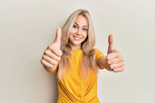 Vacker Kaukasiska Blond Flicka Bär Casual Tshirt Godkännande Gör Positiv — Stockfoto