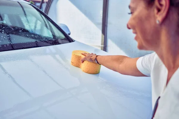 Schöne Frau Mittleren Alters Lässiger Kleidung Die Glücklich Lächelt Mit — Stockfoto