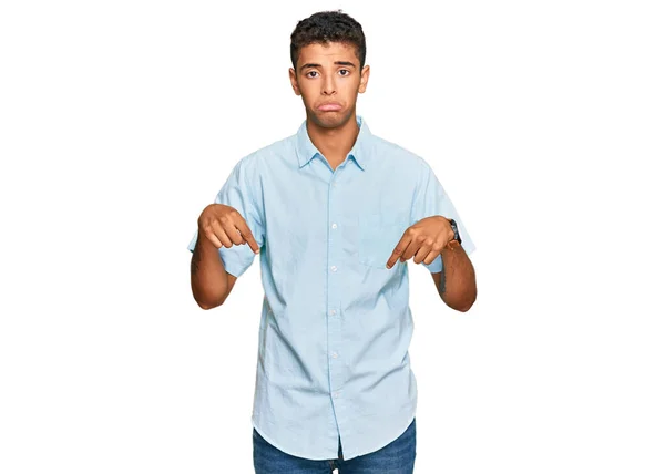 Jovem Afro Americano Bonito Vestindo Roupas Casuais Apontando Para Baixo — Fotografia de Stock