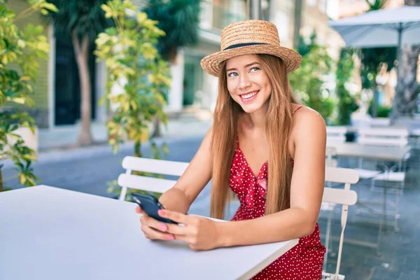 Νεαρή Καυκάσια Τουριστική Κοπέλα Χαμογελώντας Ευτυχισμένη Χρησιμοποιώντας Smartphone Στη Βεράντα — Φωτογραφία Αρχείου