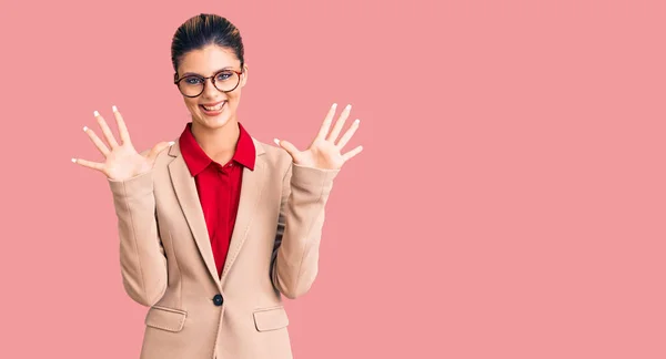 Joven Hermosa Mujer Con Camisa Negocios Gafas Que Muestran Señalan —  Fotos de Stock