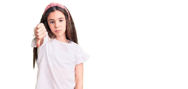Menina Criança Hispânica Bonito Vestindo Camisa Branca Casual Olhando Infeliz — Fotografia de Stock