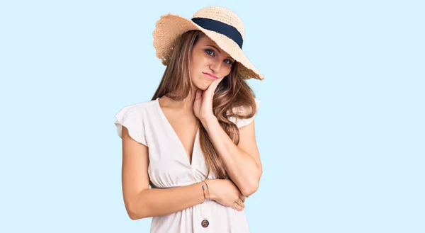 Junge Schöne Blonde Frau Mit Sommerkleid Und Hut Denkt Müde — Stockfoto