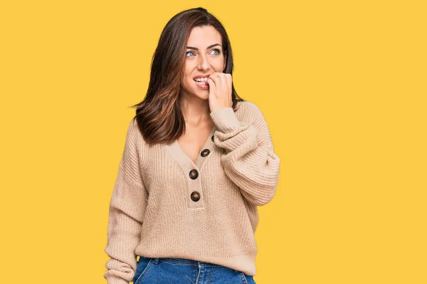 Młoda Brunetka Ubrana Luźny Zimowy Sweter Wyglądająca Zestresowaną Zdenerwowaną Rękami — Zdjęcie stockowe