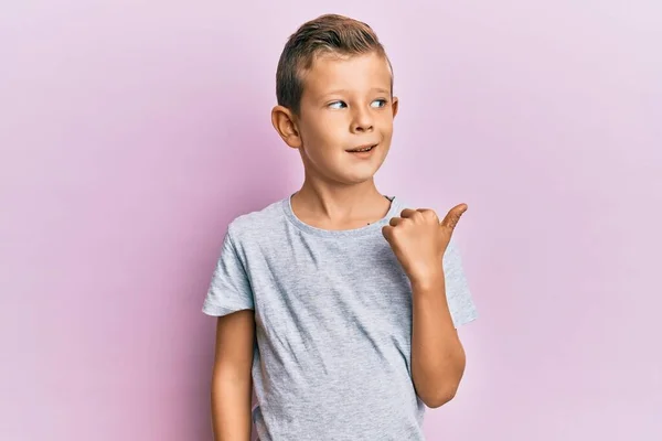 Adorable Niño Caucásico Con Ropa Casual Apuntando Pulgar Hacia Lado — Foto de Stock