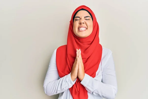 Jovem Bela Menina Hispânica Vestindo Tradicional Lenço Islâmico Hijab Implorando — Fotografia de Stock