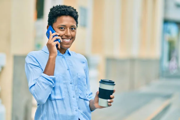 若いアフリカ系アメリカ人の女の子がスマートフォンで話して街でコーヒーを飲んで — ストック写真