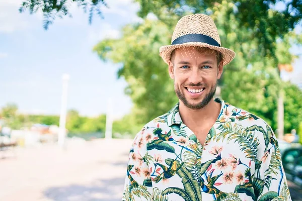 Bonito Homem Caucasiano Usando Chapéu Verão Flores Camisa Sorrindo Feliz — Fotografia de Stock