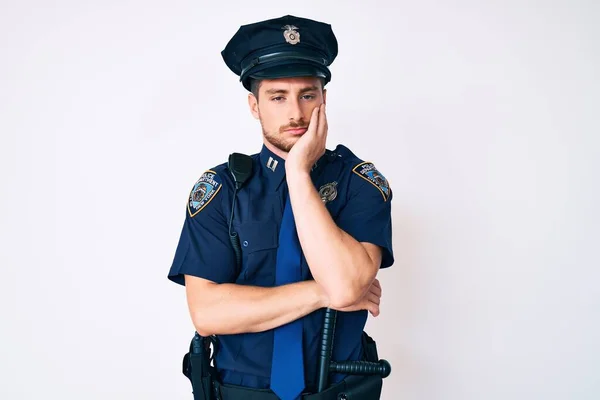 Молодий Кавказький Чоловік Поліцейській Формі Думає Виглядає Втомленим Нудним Проблемами — стокове фото