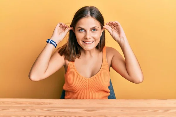 Junge Kaukasische Frau Lässiger Kleidung Die Auf Dem Tisch Sitzt — Stockfoto