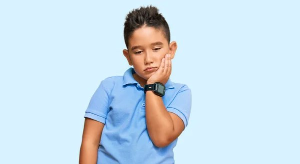 Niño Hispano Vestido Con Ropa Casual Pensando Que Cansado Aburrido —  Fotos de Stock