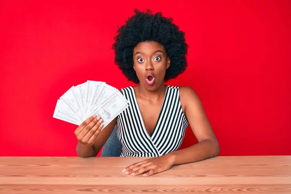 Mujer Afroamericana Joven Sosteniendo Dólares Asustada Sorprendida Con Boca Abierta —  Fotos de Stock