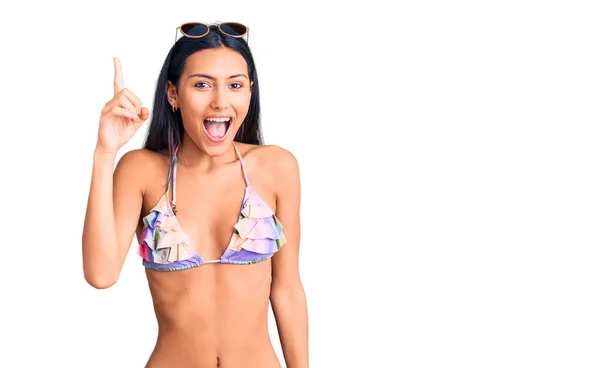 Junge Schöne Lateinamerikanische Mädchen Mit Bikini Und Sonnenbrille Die Mit — Stockfoto
