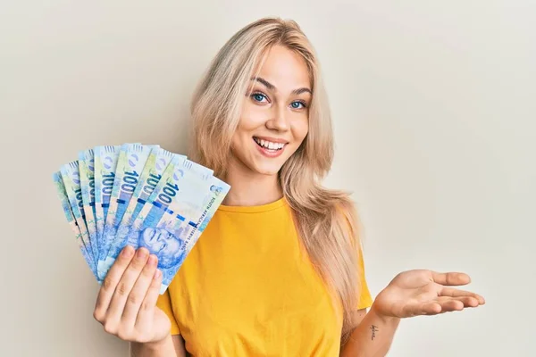 Krásná Kavkazská Blondýnka Drží Jihoafrický 100 Rand Bankovky Slaví Úspěch — Stock fotografie