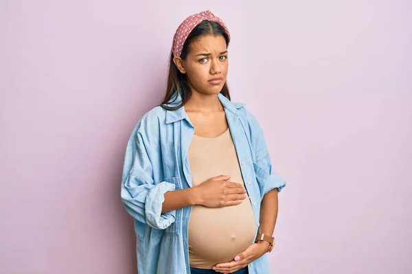 Schöne Hispanische Frau Erwartet Ein Baby Berührt Schwangerschaftsbauch Ahnungslos Und — Stockfoto