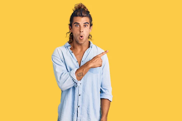 Yaz Stili Giyinmiş Genç Spanyol Bir Adam Parmaklarını Yana Doğru — Stok fotoğraf