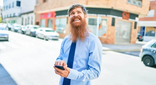 Jonge Knappe Roodharige Zakenman Met Elegante Kleding Die Vrolijk Lacht — Stockfoto