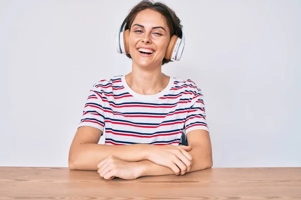 Mujer Hispana Joven Usando Auriculares Sentados Mesa Con Aspecto Positivo — Foto de Stock