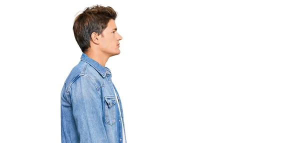 Schöner Kaukasischer Mann Lässiger Jeansjacke Mit Seitlichem Blick Entspannter Profilpose — Stockfoto