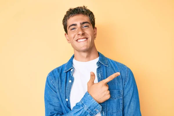 Jovem Homem Bonito Vestindo Roupas Casuais Alegre Com Sorriso Rosto — Fotografia de Stock