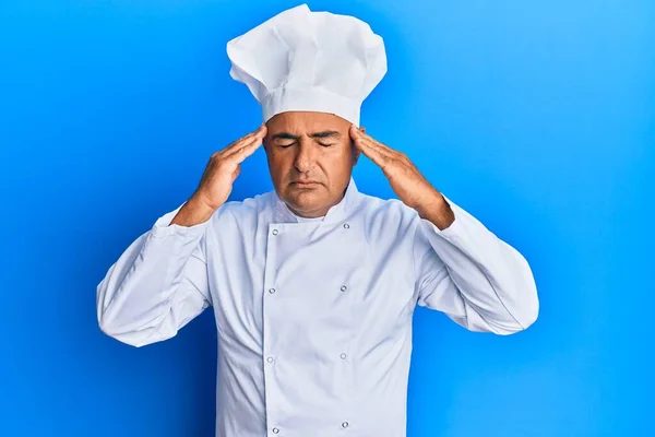 Hombre Maduro Oriente Medio Con Uniforme Cocinero Profesional Sombrero Con —  Fotos de Stock