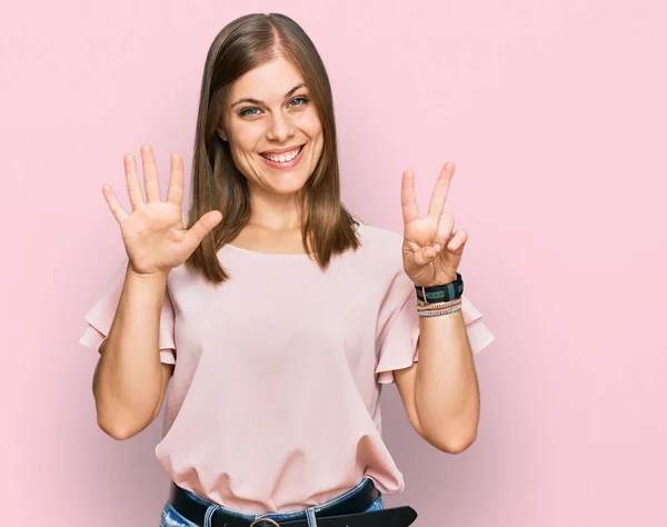 Mooie Blanke Vrouw Dragen Casual Kleding Tonen Wijzen Met Vingers — Stockfoto