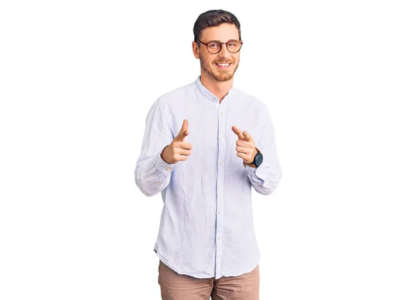 Joven Guapo Con Oso Con Elegante Camisa Negocios Gafas Apuntando —  Fotos de Stock