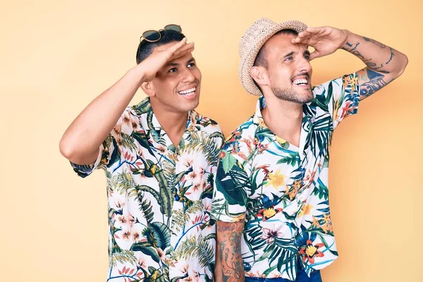 Молода Гей Пара Двох Чоловіків Літньому Капелюсі Гавайській Сорочці Дуже — стокове фото