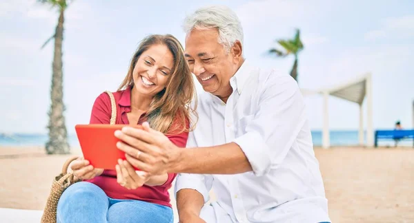 Casal Hispânico Meia Idade Usando Touchpad Sentado Banco Praia — Fotografia de Stock
