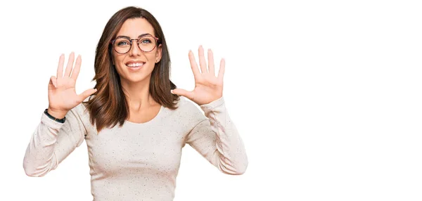 Genç Esmer Kadın Günlük Kıyafetler Gözlük Takıyor Dokuz Numaralı Parmaklarıyla — Stok fotoğraf