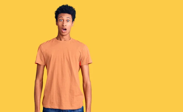 Młody Afrykański Mężczyzna Luźnych Ubraniach Przerażony Zszokowany Zaskakującą Ekspresją Strachem — Zdjęcie stockowe