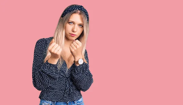 Young Beautiful Blonde Woman Wearing Casual Clothes Ready Fight Fist — Stock Photo, Image