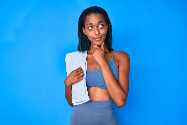 Ung Afrikansk Amerikansk Kvinna Bär Sportkläder Med Hand Hakan Tänker — Stockfoto