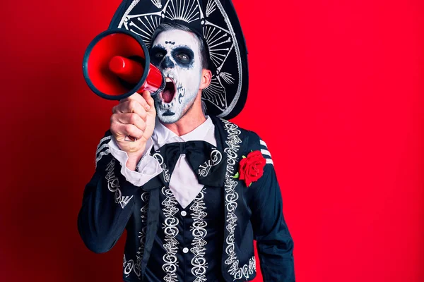 死者の日を身に着けている怖い男は構成し メガホンを通して叫んでメキシコの伝統的な儀式から衣装 — ストック写真