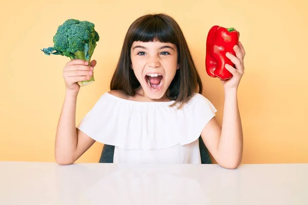 Ung Liten Flicka Med Bang Håller Broccoli Och Röd Paprika — Stockfoto