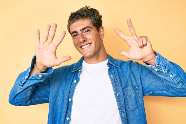 Junger Gutaussehender Mann Lässiger Kleidung Zeigt Mit Finger Nummer Acht — Stockfoto