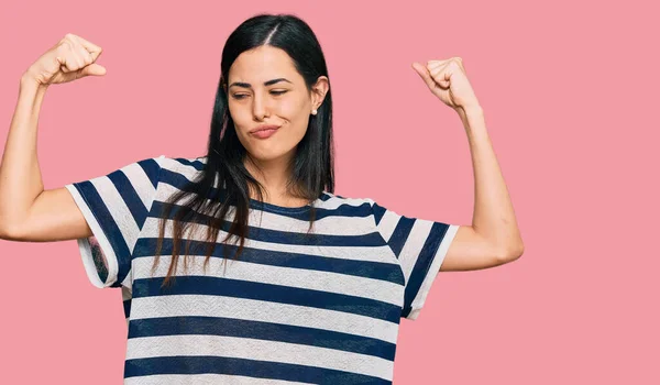 Mooie Jonge Vrouw Draagt Casual Kleding Met Armen Spieren Glimlachend — Stockfoto